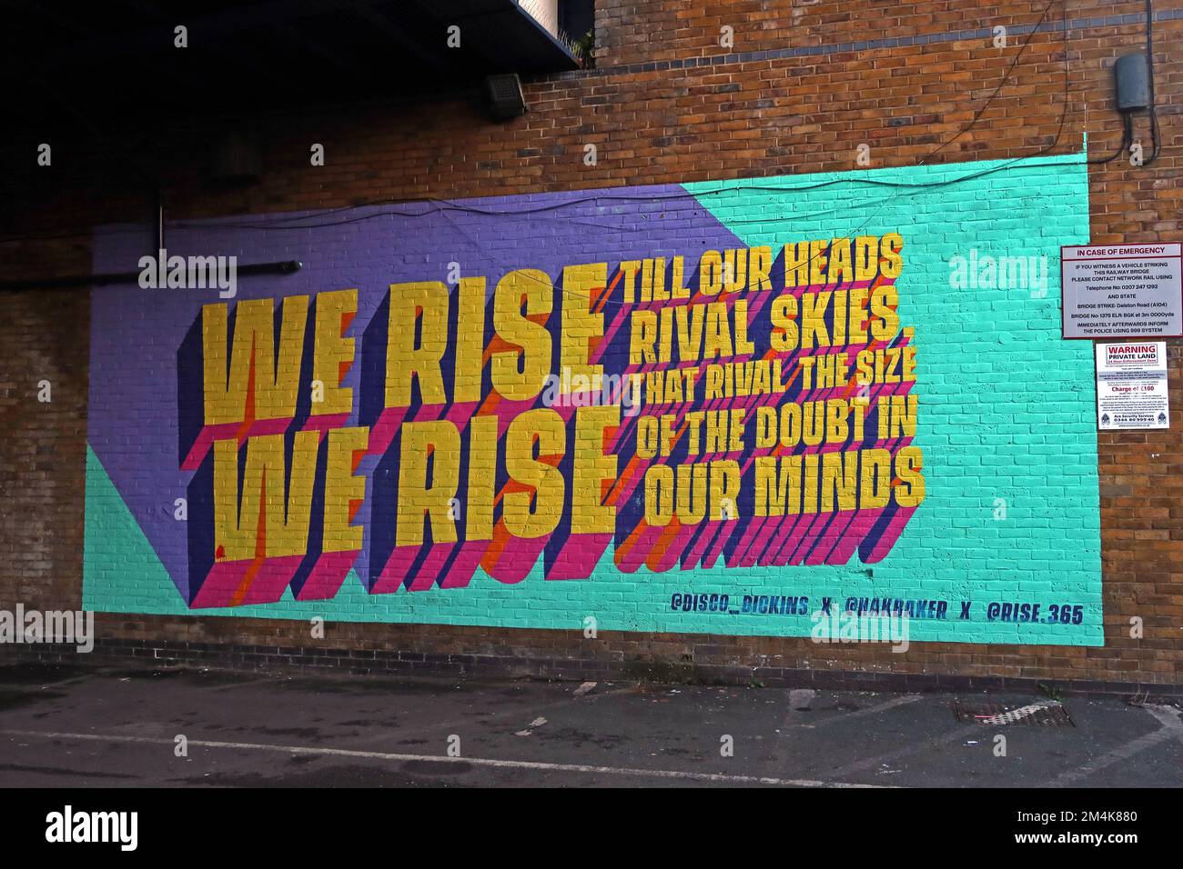Rise 365 Hackney - Wir erheben uns, Wandbild in Hackney Downs, London, Großbritannien - bis unsere Köpfe dem Himmel konkurrieren, der der Größe des Zweifels in unseren Köpfen entgegenkommt Stockfoto