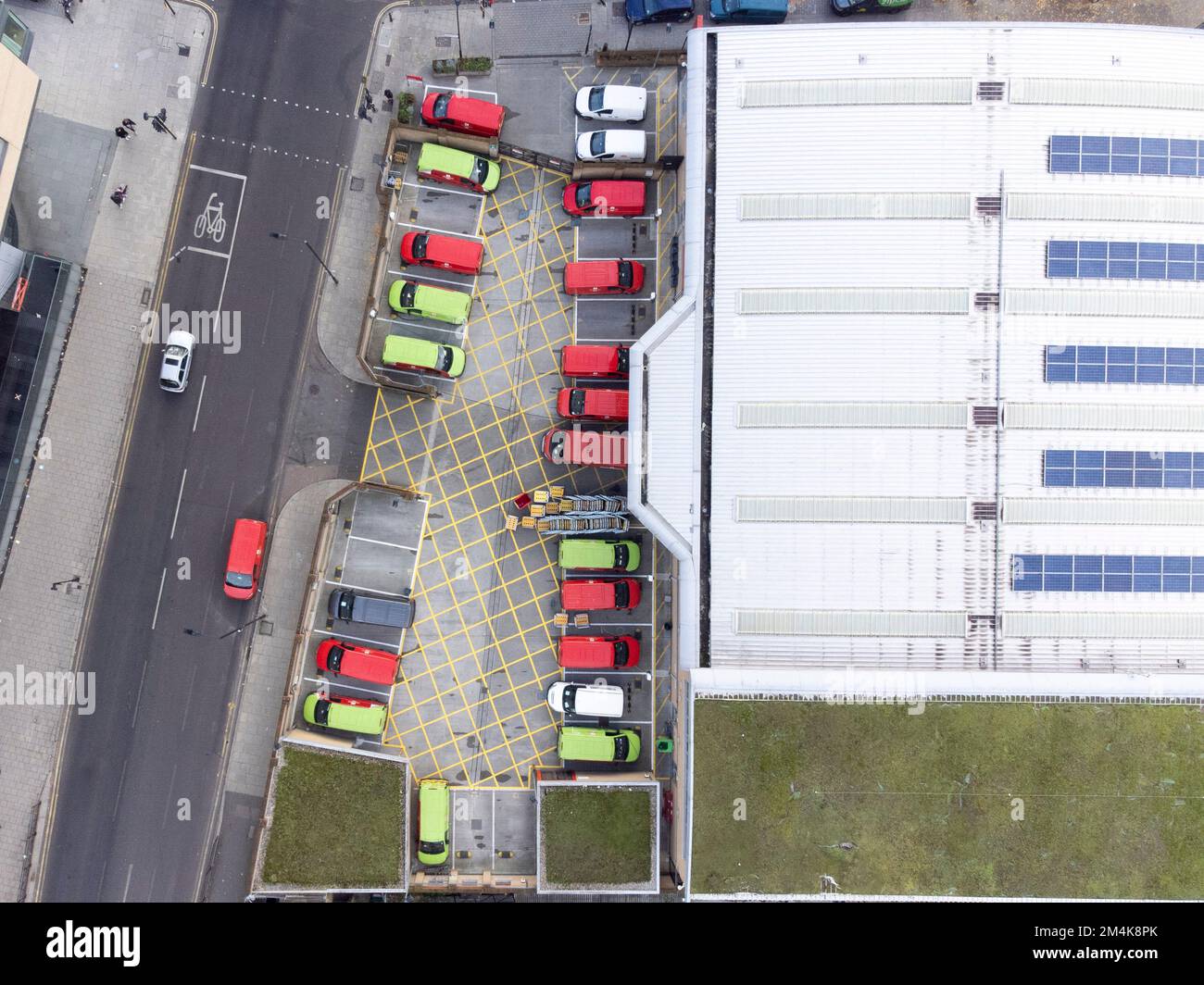 Posttransporter werden am Zustellbüro Royal Mail Islington geparkt. Die Royal Mail-Mitarbeiter streiken heute. Aufnahme am 9. Dezember 2022. © Belinda Stockfoto