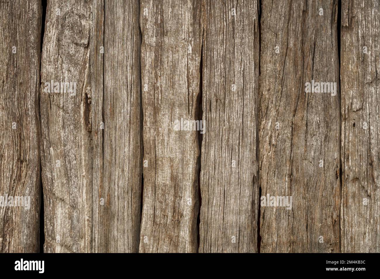 Verwitterter Holzzaun als Hintergrund oder Textur. Stockfoto