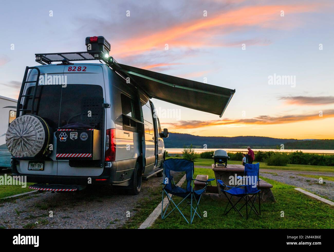 Airstream Interstate 24X 4WD Campervan bei Sonnenuntergang; White Swan Park Campground; Fraser Lake; British Columbia; Kanada Stockfoto