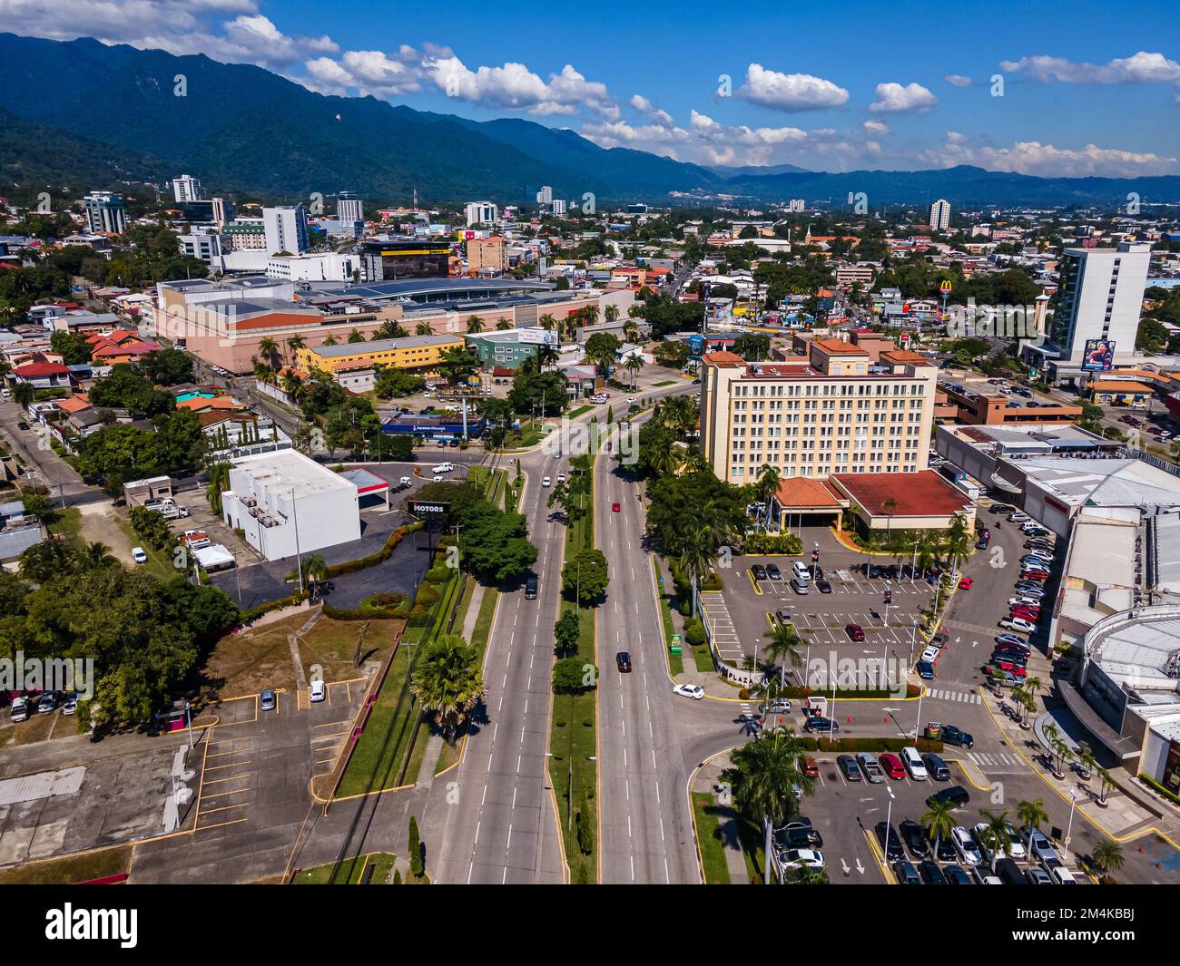 Wunderschöner Blick aus der Vogelperspektive auf die Stadt San Salvador, die Hauptstadt von El Salvador - ihre Kathedralen und Gebäude Stockfoto