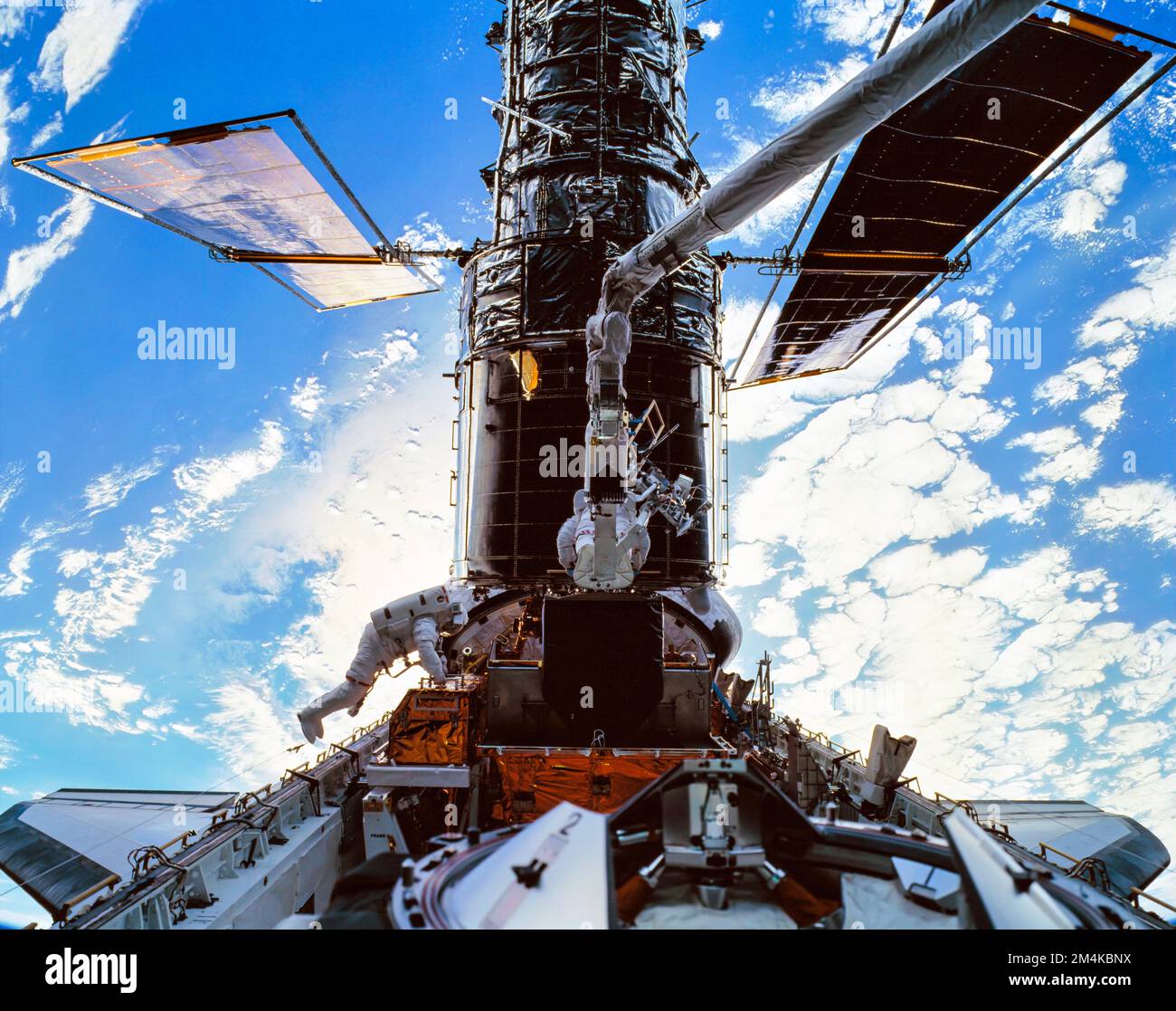 Astronauten, die das Hubble-Teleskop im Weltraum warten. Planet Erde im Hintergrund gesehen. Digital optimiert. Elemente dieses Bildes, bereitgestellt von der NASA. Stockfoto