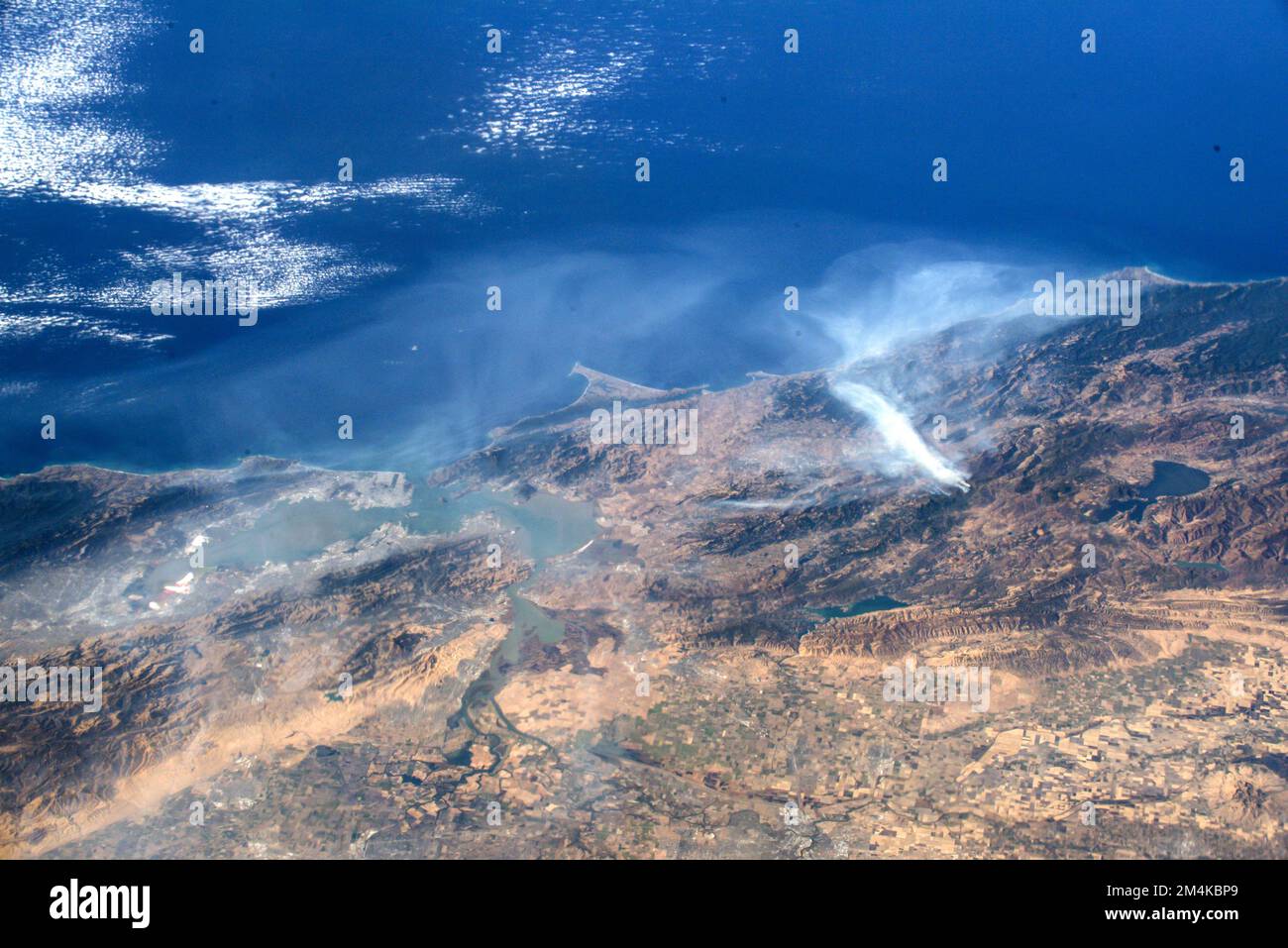 Luftaufnahme von Kaliforniens Waldbränden von der International Space Station. Digital optimiert. Bildelemente von der NASA Stockfoto