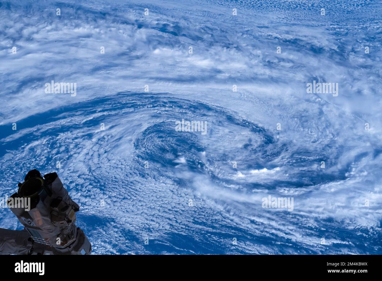 Luftaufnahme von oben auf einen Taifun aus dem All. Digital optimiert. Elemente dieses Bildes, bereitgestellt von der NASA. Stockfoto