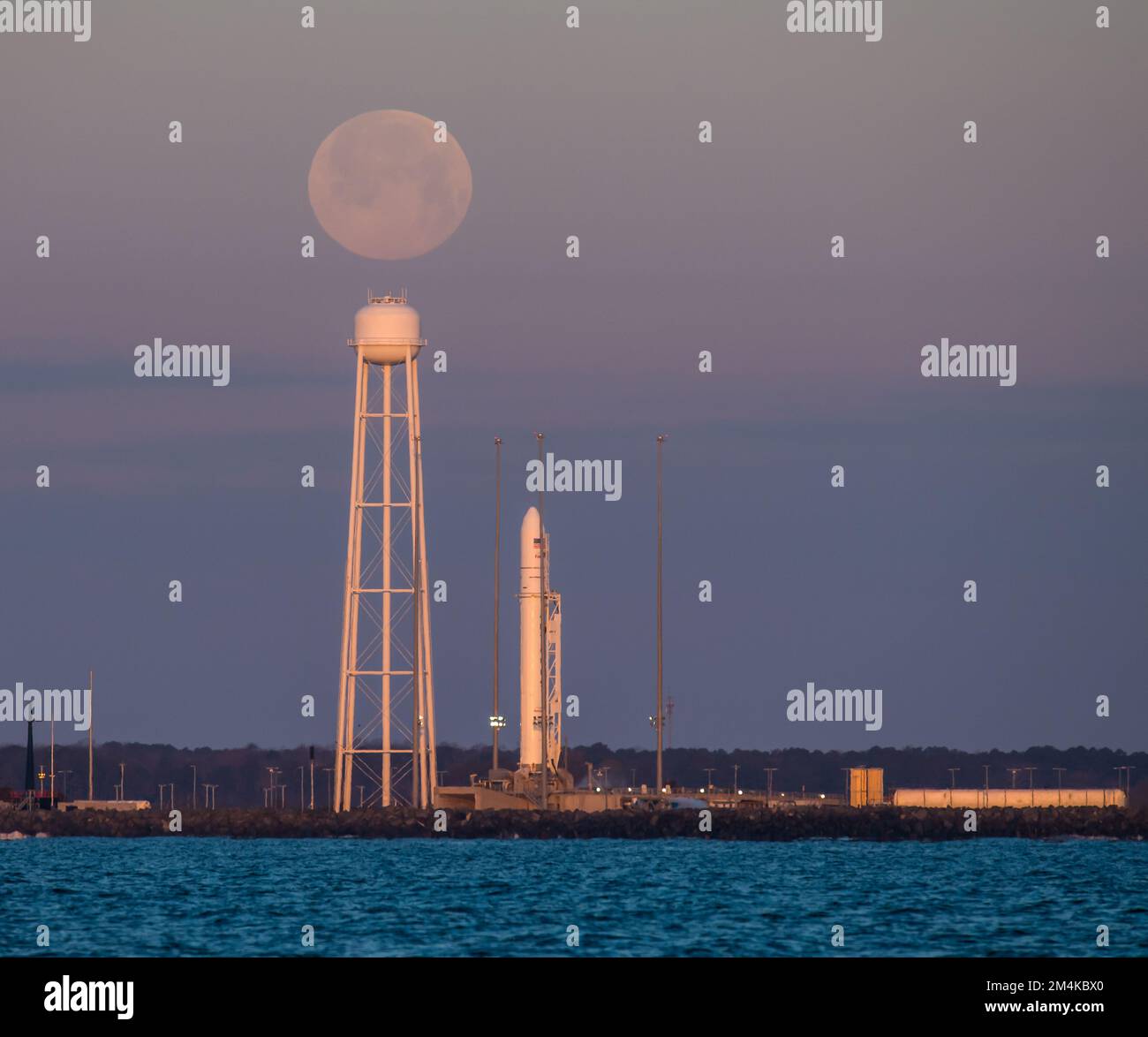 Eine Northrop Grumman Antares-Rakete mit einem Cygnus-Nachschub-Raumschiff bei Sonnenaufgang. Digital optimiert. Bildelemente der NASA Stockfoto