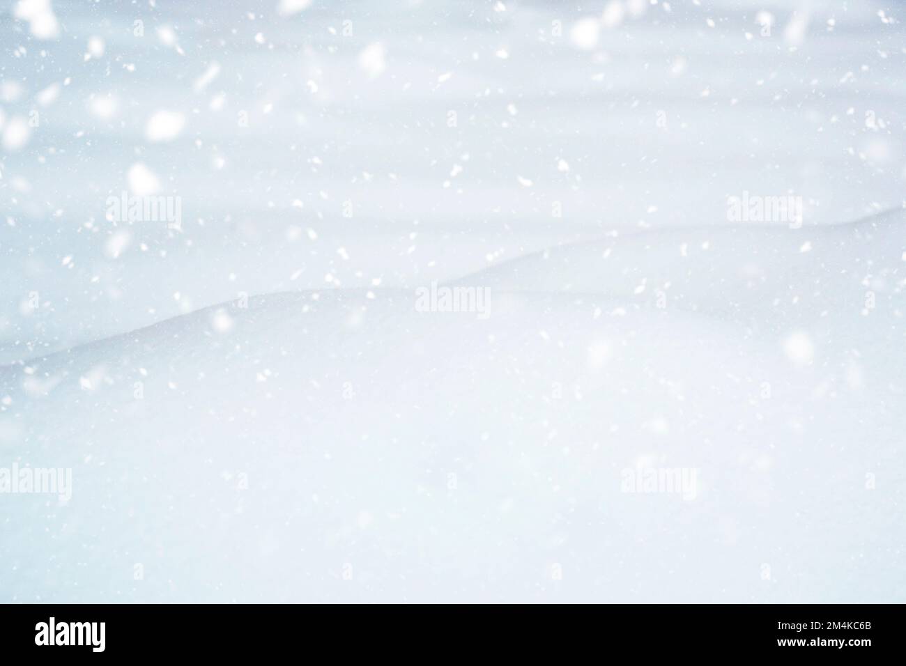 Schneeraum zieht im Winter. Winterlandschaft Schneefall. Kopypace. Stockfoto