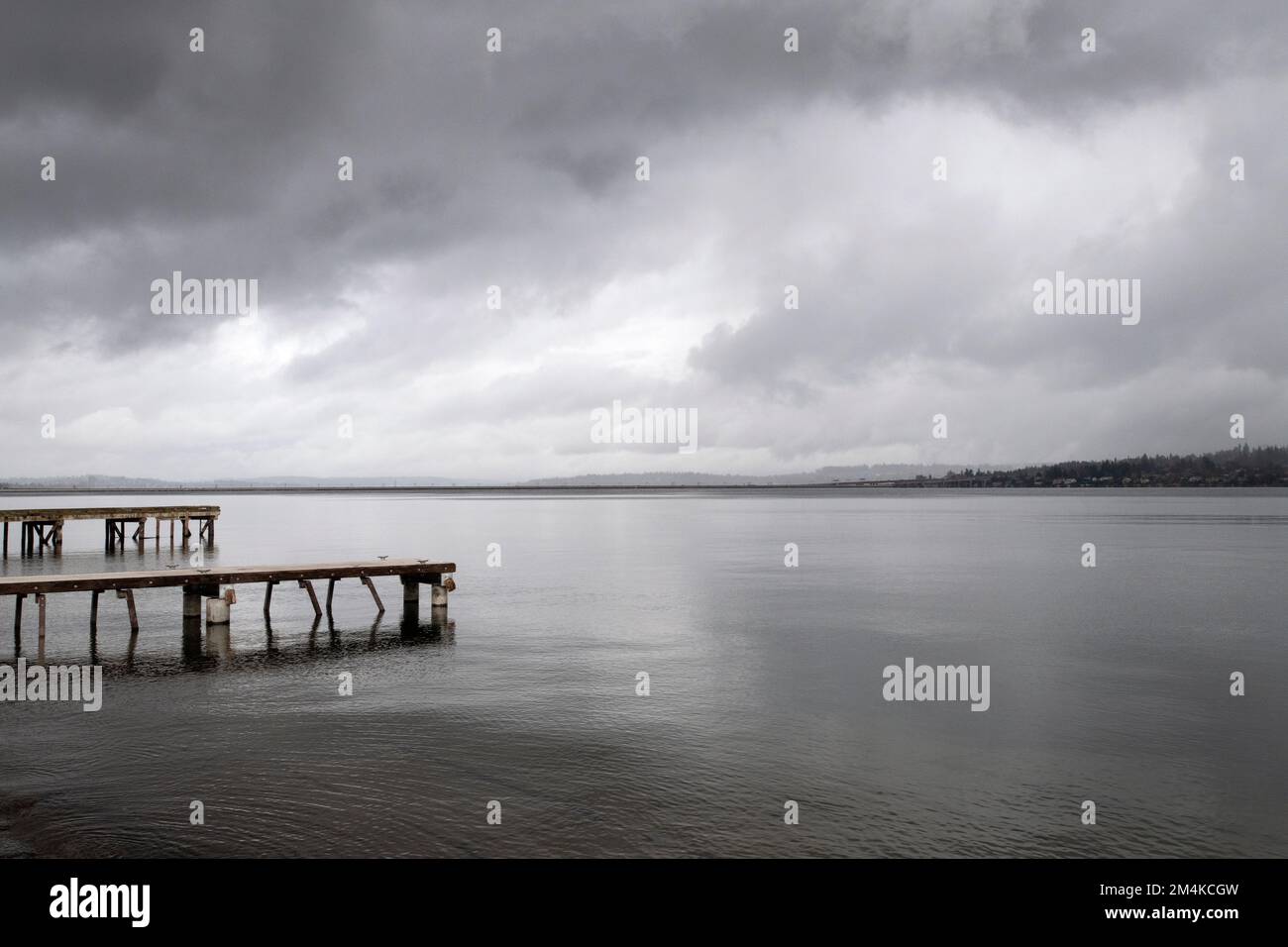 Docks, die auf den See hinausragen. Stockfoto