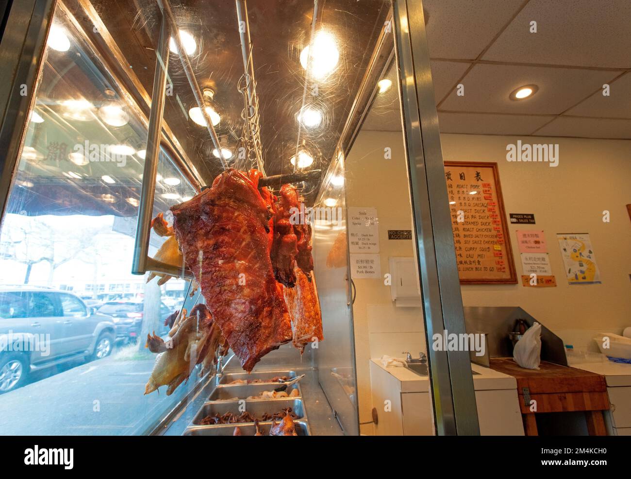 Chinesisches Barbecue-Schweinefleisch hängt im Laden. Stockfoto