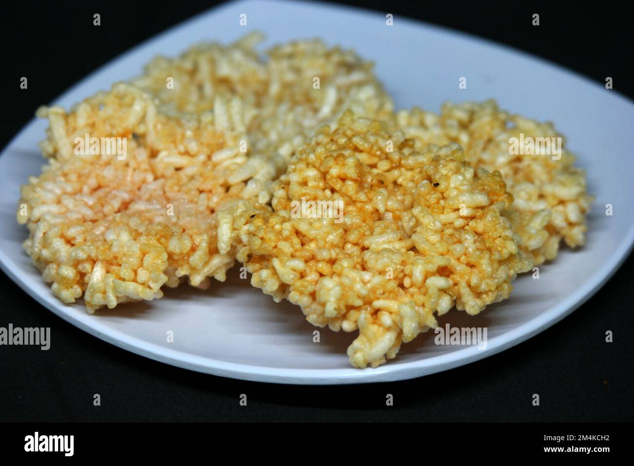 Rengginang, hergestellt aus Glutreis, herzhaft und knusprig. Stockfoto