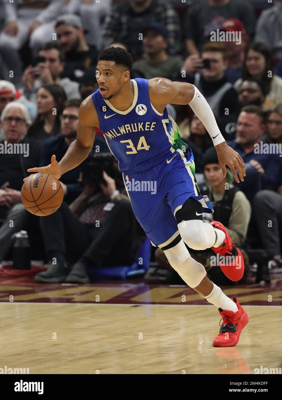 Cleveland, Usa. 21. Dezember 2022. Milwaukee Bucks Forward Giannis Antetokounmpo (34) bringt den Ball gegen die Cleveland Cavaliers auf dem Rocket Mortgage Fieldhouse in Cleveland, Ohio, am Mittwoch, den 21. Dezember 2022. Foto: Aaron Josefczyk/UPI Credit: UPI/Alamy Live News Stockfoto