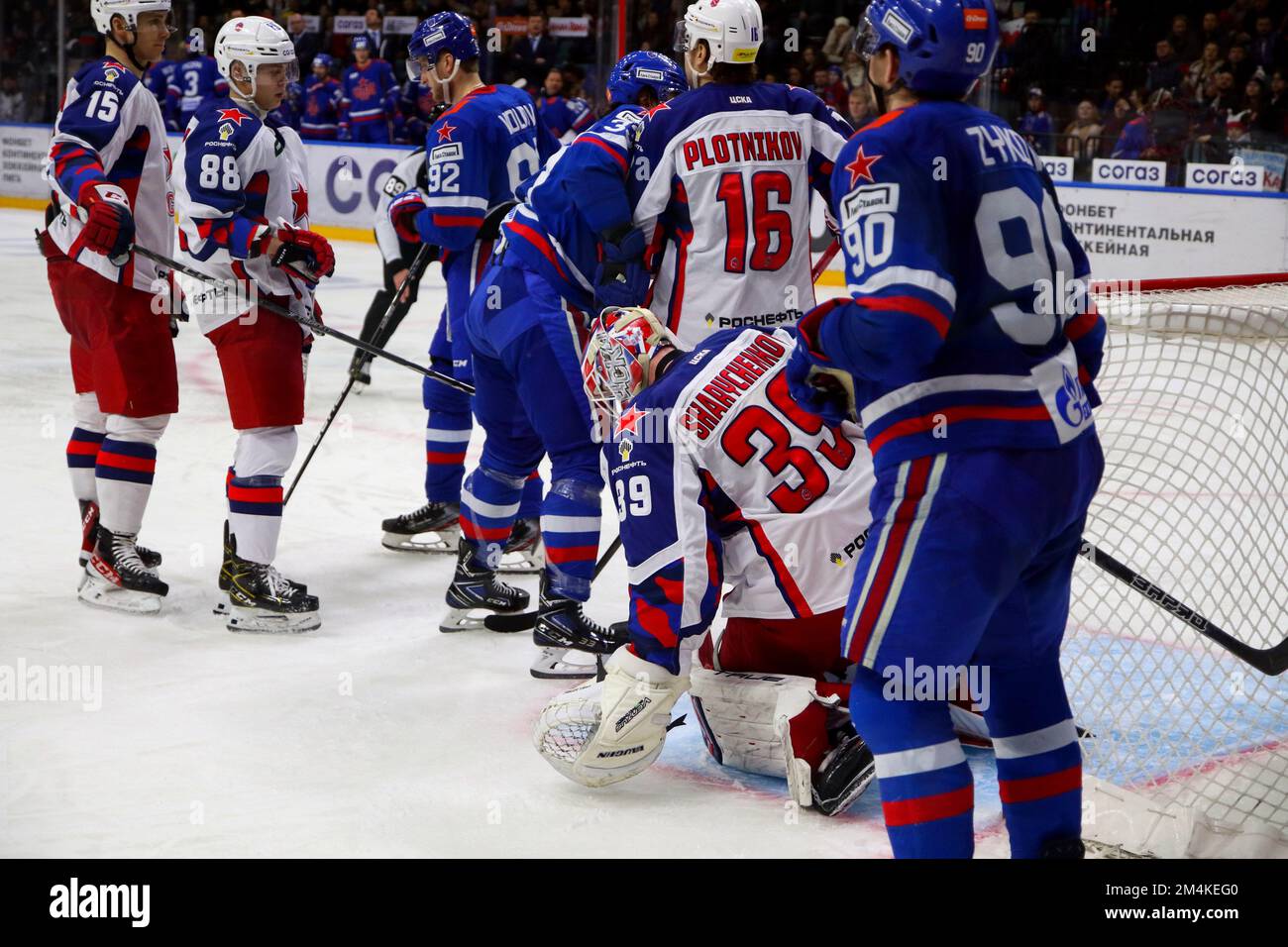 Sankt Petersburg, Russland. 21. Dezember 2022. CSKA Hockey Club-Spieler, Alexander Sharychenkov (Nr. 39), Sergei Plotnikov (Nr. 16), SKA Hockey Club-Spieler, Mikhail Pashnin (L4) und Alexander Volkov (Nr.92), gesehen während der Kontinental Hockey League, reguläre Saison KHL 2022 - 2023 zwischen SKA Saint Petersburg und Lokomotiv Iaroce Sports Palace. Endstand: SKA Saint Petersburg 1:2 CSKA Moskau. Kredit: SOPA Images Limited/Alamy Live News Stockfoto
