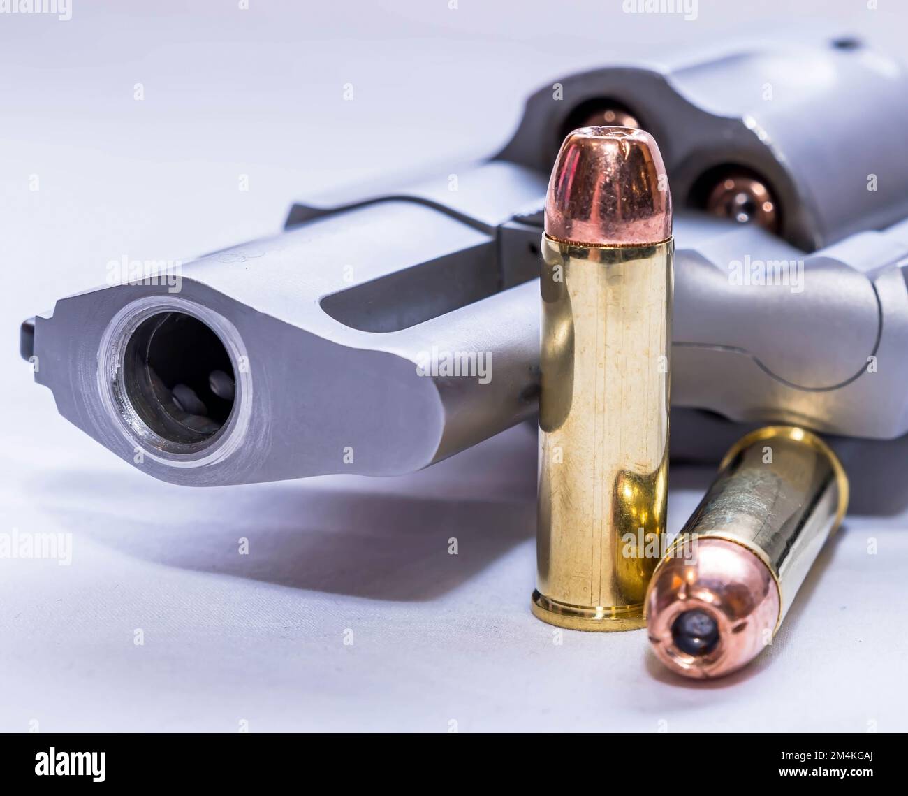 Der Maulkorb eines 454-mm-casull-Revolvers, der mit Hohlkugeln und zwei zusätzlichen Kugeln auf weißem Hintergrund geladen ist Stockfoto