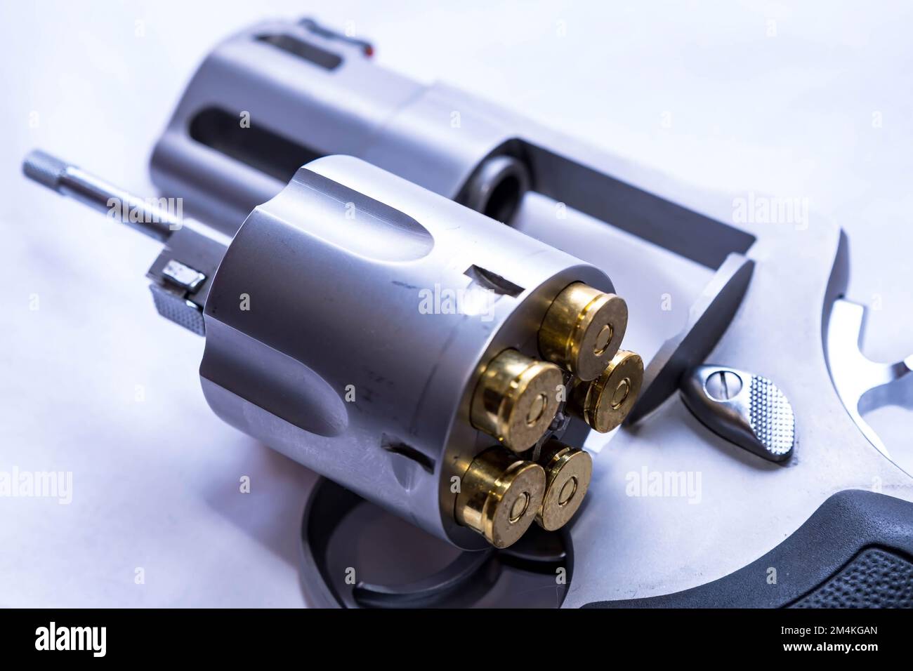 Ein Revolver aus Edelstahl, 454 mm, mit offenem Zylinder, der anzeigt, dass er auf weißem Hintergrund beladen ist Stockfoto