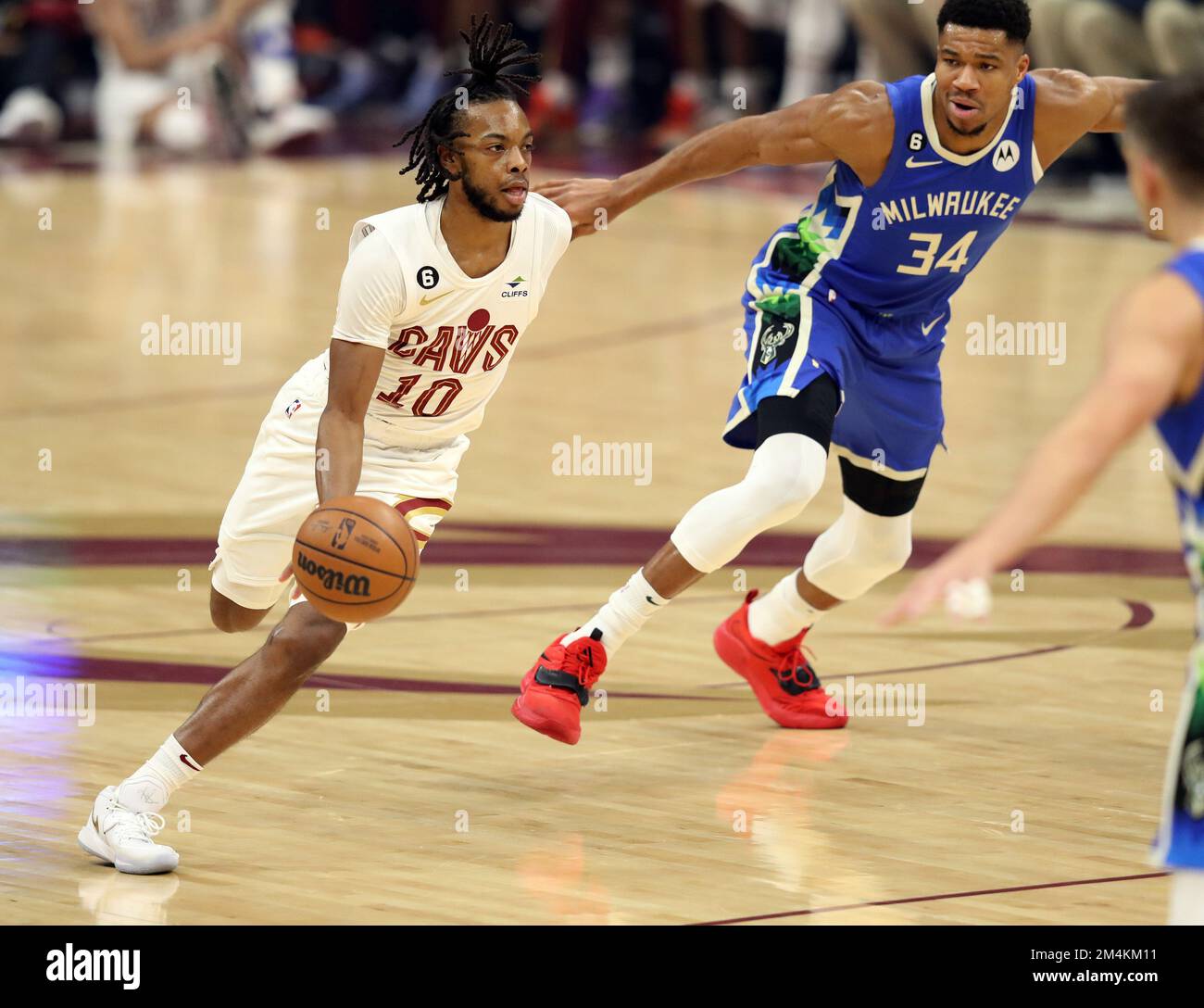 Cleveland, Usa. 21. Dezember 2022. Cleveland Cavaliers bewachen Darius Garland (10) und dribbelt am Mittwoch, den 21. Dezember 2022, am Rocket Mortgage Fieldhouse in Cleveland, Ohio vorbei an Milwaukee Bucks Forward Giannis Antetokounmpo (34). Foto: Aaron Josefczyk/UPI Credit: UPI/Alamy Live News Stockfoto