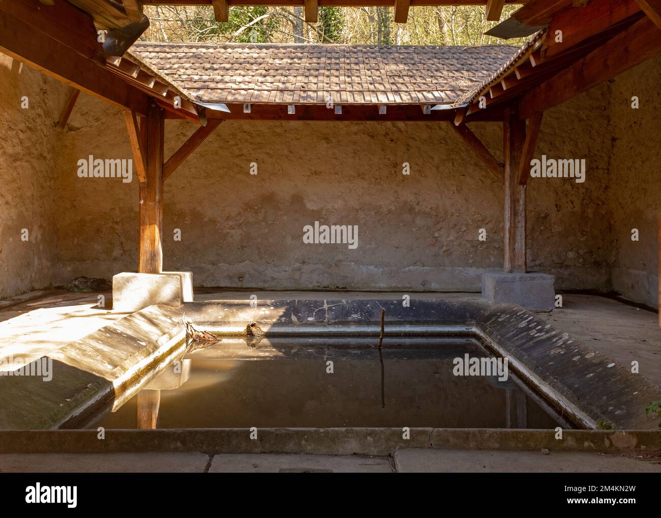 Das Innere eines alten Waschhauses in Frankreich. Aufgenommen im Frühling in Frankreich an einem sonnigen Tag. Stockfoto