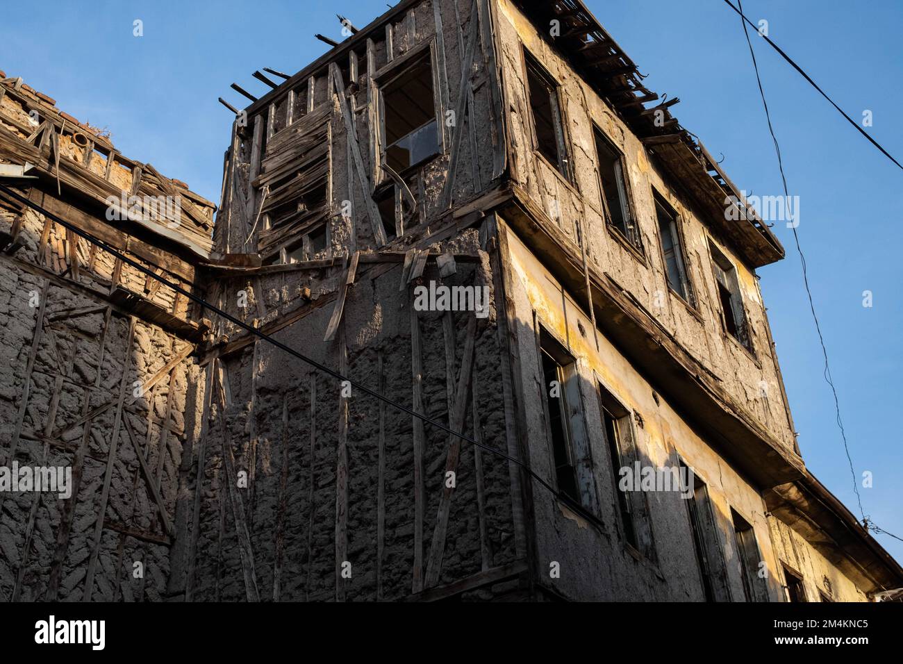 Blick auf ein verlassenes Holzhaus in der Nachbarschaft. Die Synagoge, die seit etwa 750 Jahren in Gebrauch ist, ist auch die einzige jüdische Synagoge in Ankara. Das Viertel befindet sich im Altindag-Viertel von Ankara und ist einst von Juden bewohnt. Tag für Tag ist es vom Aussterben bedroht. Das Viertel, in dem Ankaras jüdische Gemeinde lebte, vor allem vom 16. Jahrhundert bis zum Anfang des 20. Jahrhunderts, sieht jetzt wie ein ruhiges, zerstörtes Viertel aus. Während der Name des als jüdisches Viertel bekannten Viertels in offiziellen Quellen das Viertel Istiklal ist, sind die meisten Häuser verlassen und die Häuser sind verwahrlost Stockfoto