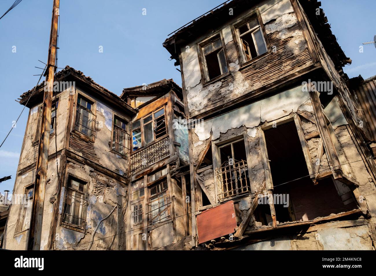 Blick auf zerstörte verlassene Häuser in der Nachbarschaft. Die Synagoge, die seit etwa 750 Jahren in Gebrauch ist, ist auch die einzige jüdische Synagoge in Ankara. Das Viertel befindet sich im Altindag-Viertel von Ankara und ist einst von Juden bewohnt. Tag für Tag ist es vom Aussterben bedroht. Das Viertel, in dem Ankaras jüdische Gemeinde lebte, vor allem vom 16. Jahrhundert bis zum Anfang des 20. Jahrhunderts, sieht jetzt wie ein ruhiges, zerstörtes Viertel aus. Während der Name des als jüdisches Viertel bekannten Viertels in offiziellen Quellen das Viertel Istiklal ist, sind die meisten Häuser verlassen und die Häuser sind es Stockfoto