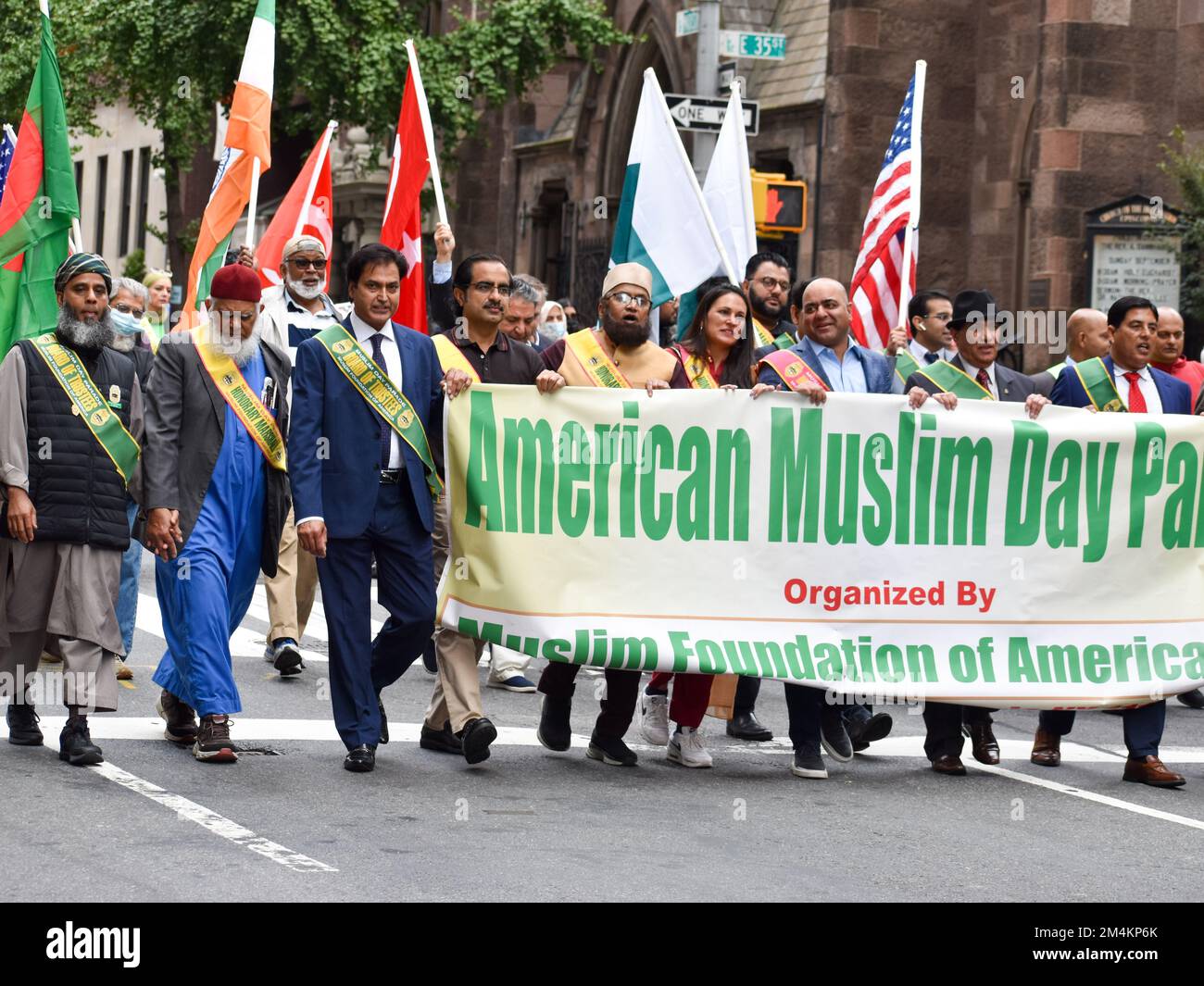 Muslimische New Yorker marschieren während der jährlichen United American Muslim Day Parade entlang der Madison Avenue in New York City. Stockfoto