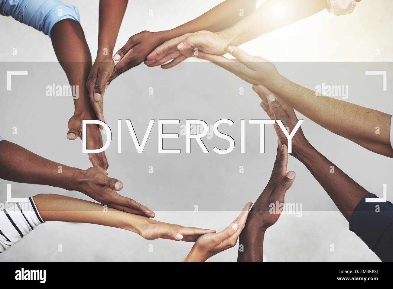 Vielfalt macht die Welt zum Leben. Eine Gruppe von Geschäftsleuten, die sich solidarisch zusammenschließen. Stockfoto