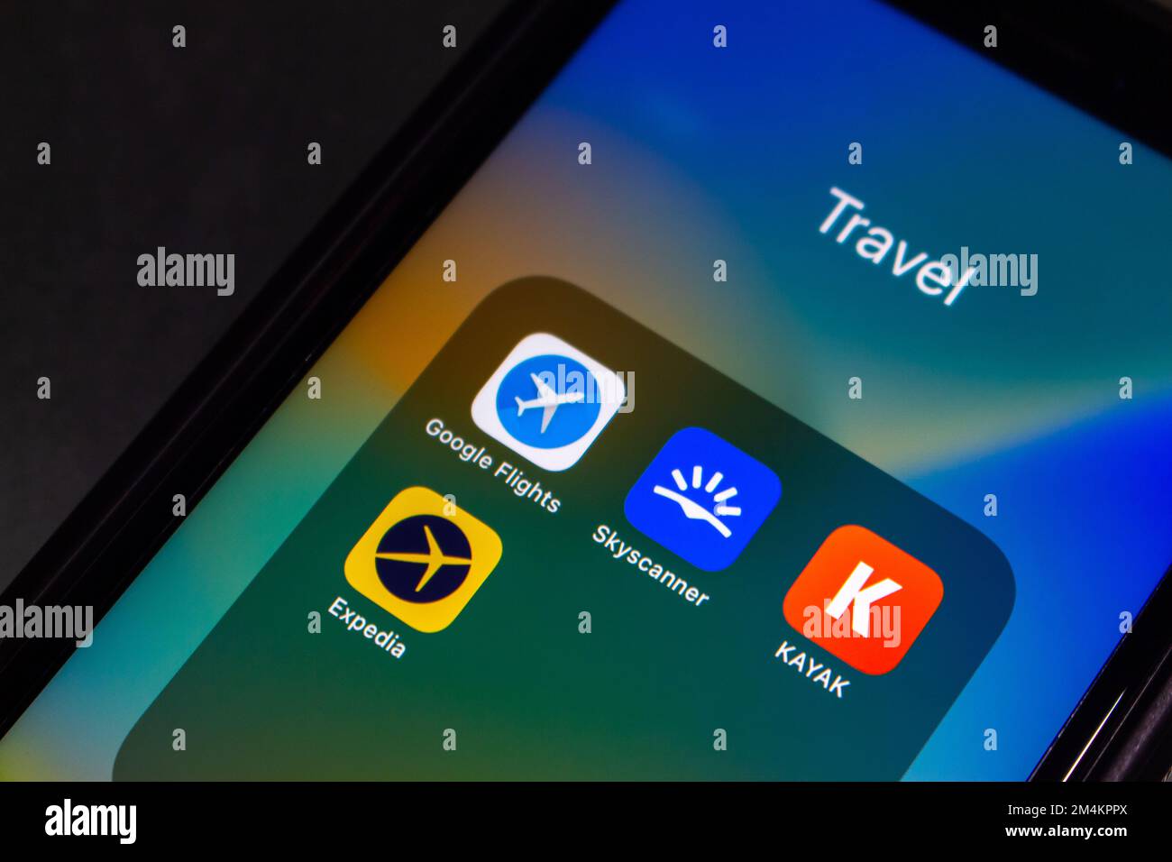 Die Symbole Google Flights, Skyscanner, KAYAK und Expedia werden auf dem iPhone-Bildschirm angezeigt. Ein Online-Suchdienst für Flugbuchungen und ein Konzept für Reisetechnik Stockfoto