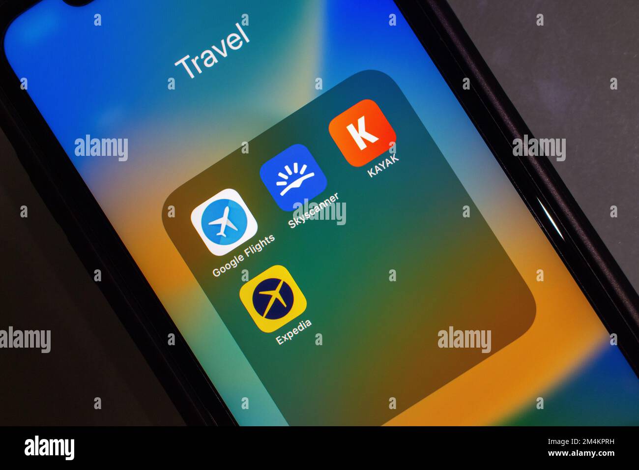 Vancouver, KANADA - Dez 9 2022 : Google Flights, Skyscanner, KAYAK und Expedia Icons werden auf dem iPhone-Bildschirm angezeigt. Ein Suchdienst für Online-Flugbuchungen und Stockfoto