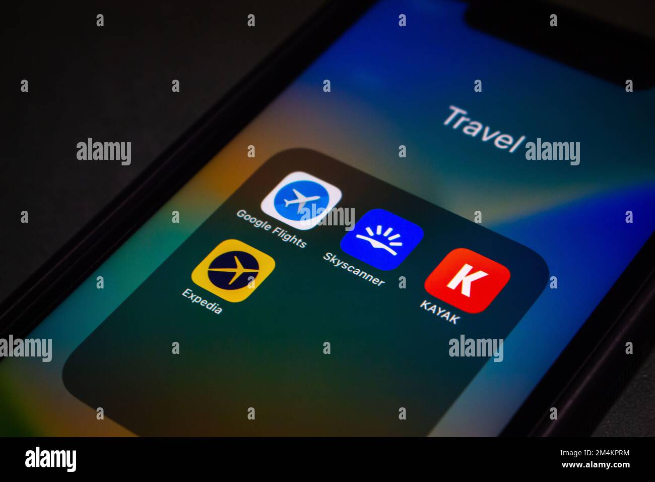 Die Symbole Google Flights, Skyscanner, KAYAK und Expedia werden auf dem iPhone-Bildschirm angezeigt. Ein Online-Suchdienst für Flugbuchungen und ein Konzept für Reisetechnik Stockfoto