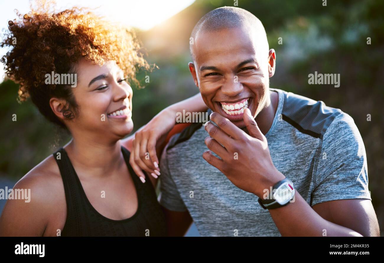 Ausübung einer gesunden Beziehung. Ein glückliches junges Paar, das zusammen joggt. Stockfoto