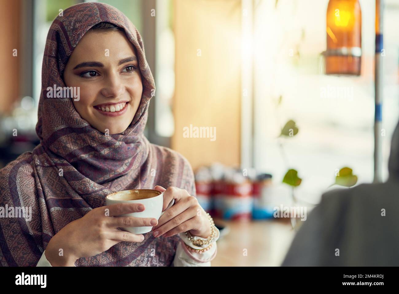 Das Gespräch ist genauso gut wie der Kaffee. Eine junge Frau, die mit ihrem Freund in einem Café Kaffee trinkt. Stockfoto