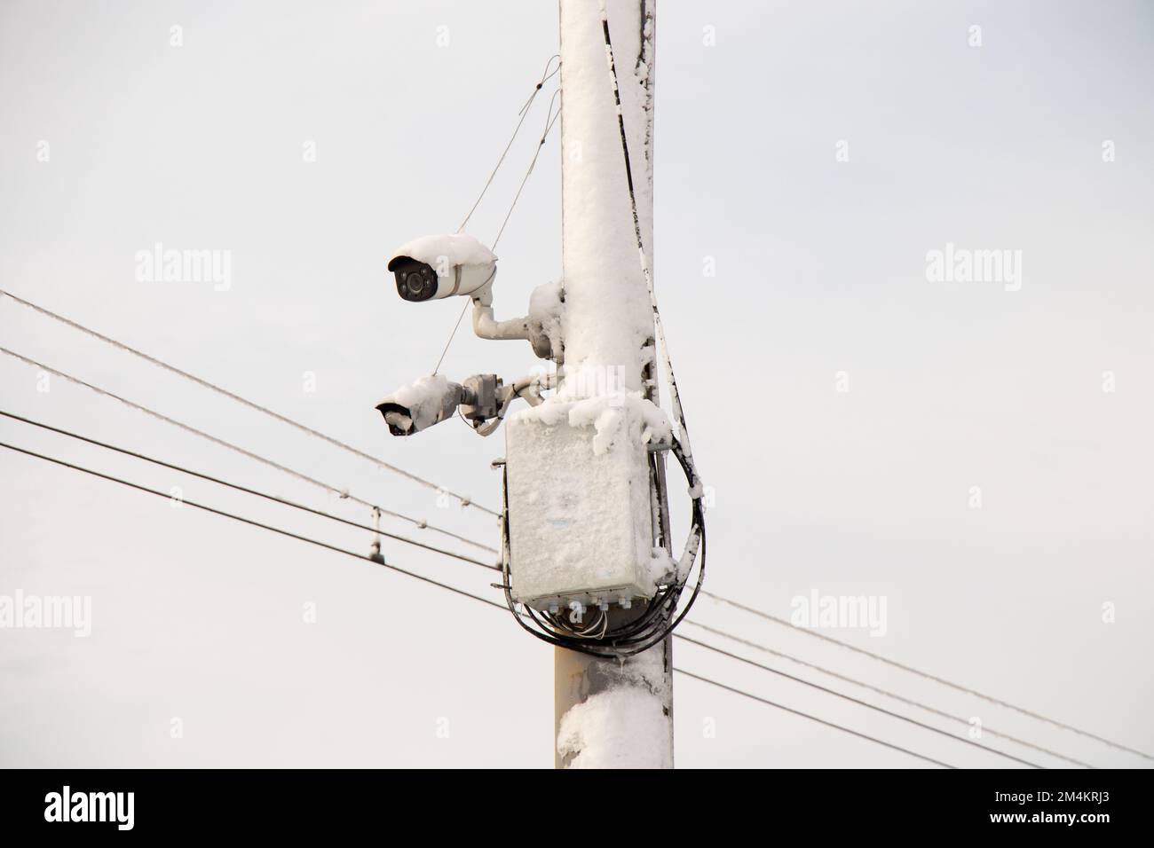 Videokamera auf einer Säule im Winter in der Stadt Stockfoto