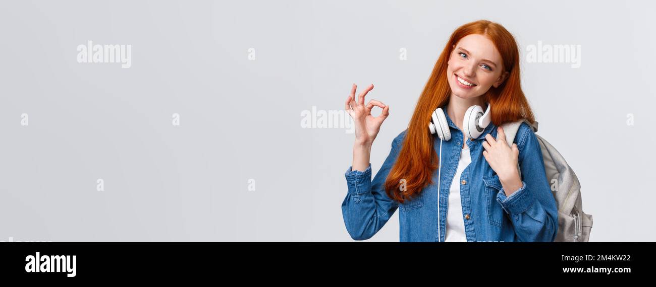 Ausbildung, Stipendium und Hochschulkonzept. Schöne Teenager-Mädchen wählte beste Wahl, wo studieren, wollen ins Ausland gehen Bachelor-Abschluss erhalten, halten Stockfoto