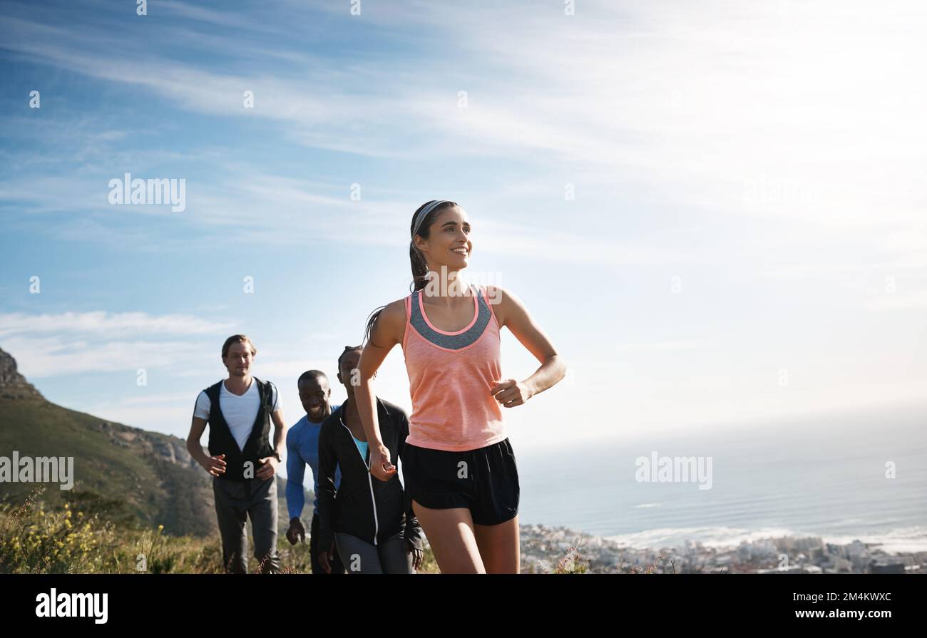Laufen ist immer eine Belohnung. Eine Gruppe von Leuten, die zusammen laufen. Stockfoto