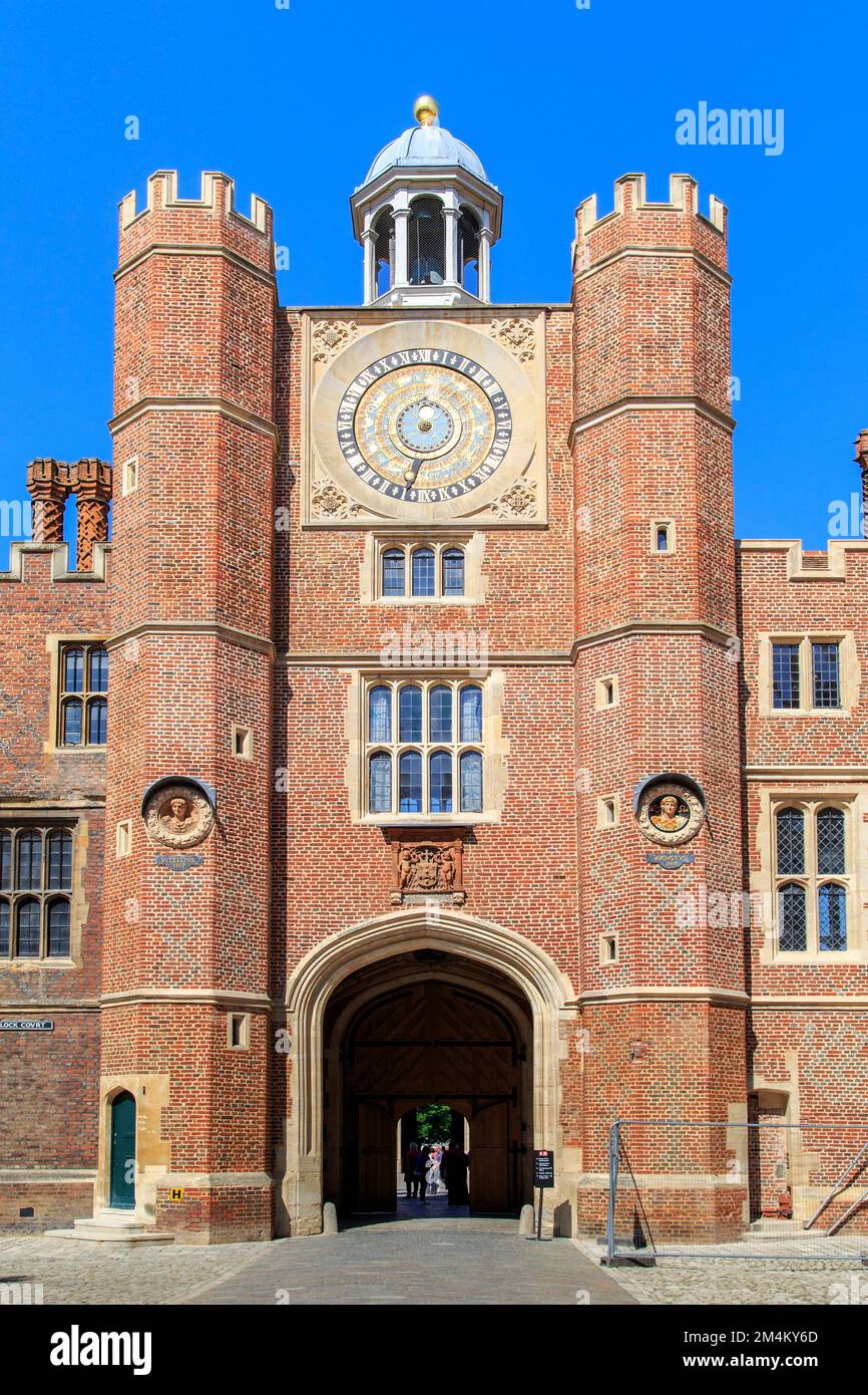 LONDON, GROSSBRITANNIEN - 18. MAI 2014: Dies ist der Uhrenturm mit einem Bogengang zum Sentinel Courtyard im Hampton Court Palace. Stockfoto