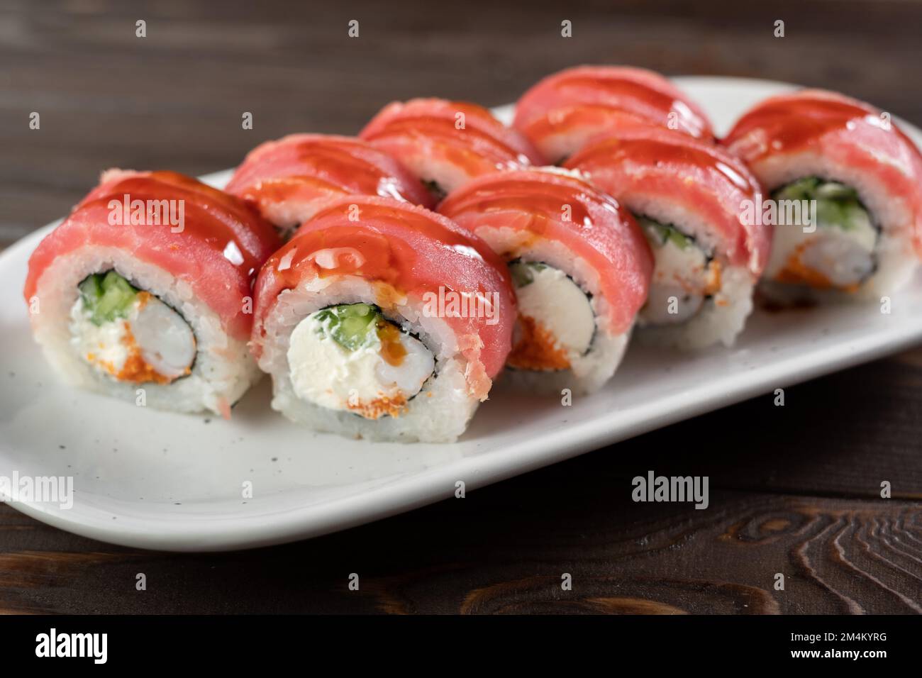 Köstliche, frisch zubereitete Thunfischrollen auf einem weißen Teller. Sushi-Menü-Konzept Stockfoto