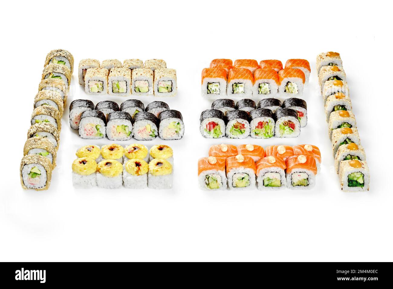 Große Sushi-Brötchen für japanische Partys, isoliert auf Weiß Stockfoto