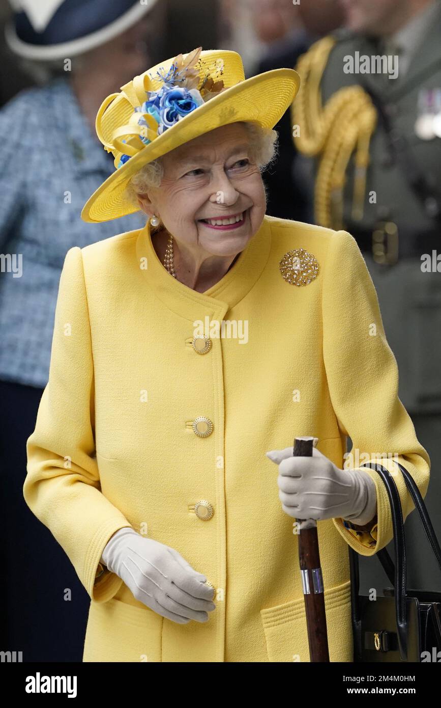 Aktenfoto von Queen Elizabeth II. Am Bahnhof Paddington in London vom 17.05/22, um das Londoner Crossrail-Projekt zu beenden. PA-Fotografen wählen ihre besten Bilder der größten Geschichten von 2022. Sie haben Einblicke in die Geschichten hinter den Bildern gegeben, die zur Definition von 2022 beigetragen haben. Von der Beerdigung der Königin bis zum Krieg in der Ukraine haben Fotografen der Nachrichtenagentur der PA Fotos gemacht, die einige der historischsten Momente des Jahres festhalten. Hier wählen sie ihre Lieblingsaufnahmen aus und geben Einblicke in die Geschichten hinter den Bildern, die 2022 definiert haben. Ausgabedatum: Donnerstag, 22. Dezember, Stockfoto