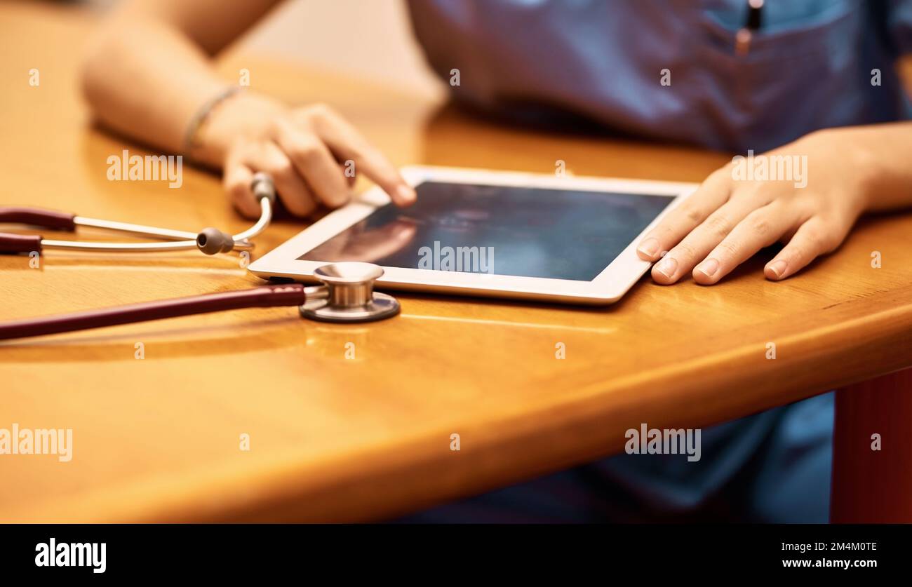 Bereit für jede Krankheit. Eine Krankenschwester mit einem digitalen Tablet. Stockfoto