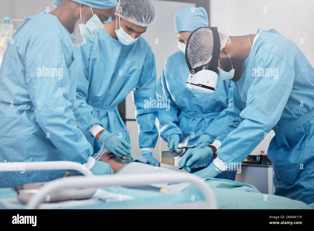 Ärzte, Chirurgie und Zusammenarbeit mit einem Medizinerteam bei der OP eines männlichen Patienten im Krankenhaus. Arzt, Krankenschwester und Teamarbeit mit einem Arzt Stockfoto