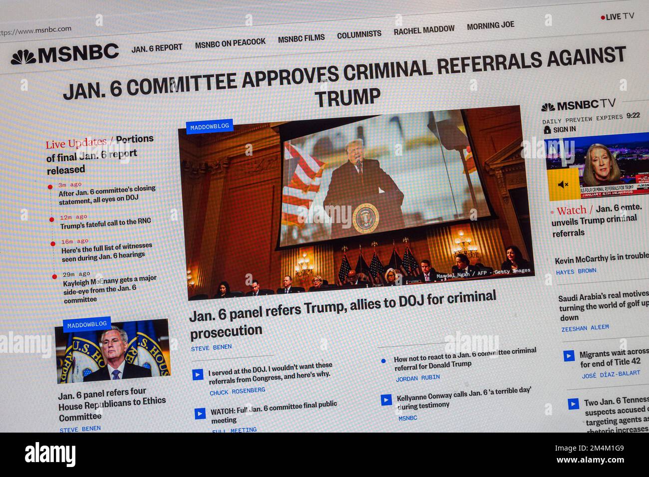 Schlagzeile auf der MSNBC-News-Website mit Eilmeldung über die Befassung von Präsident Trump am 6. Januar 2022 durch den Ausschuss am 19. Dezember 2013. Stockfoto