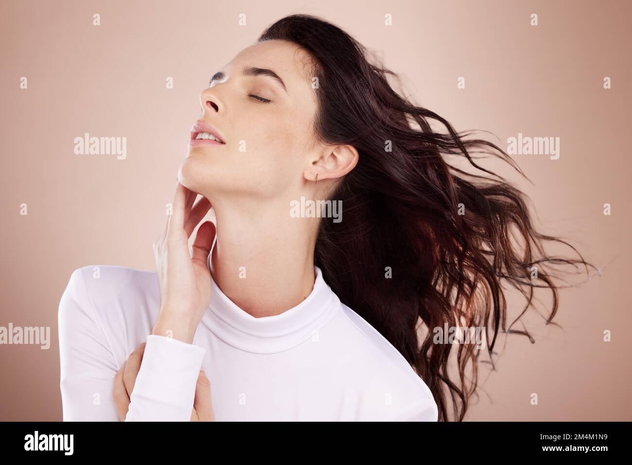 Beauty, Salon und Frau mit Haarbewegung für Haarpflege, Shampoo-Produkte und Keratin-Behandlung im Studio. Mode, Kosmetik und Mädchen-Posen Stockfoto