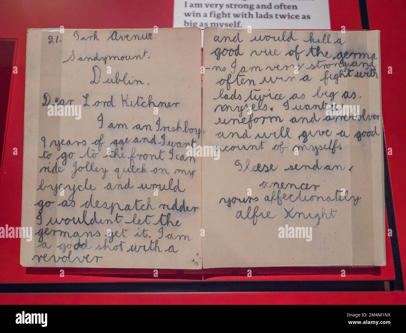 Ein Brief eines 9-jährigen Jungen aus Dublin an Lord Kitchener, der freiwillig als Fahrradkurier an der Front, Imperial war Museum, London, Großbritannien, fungiert. Stockfoto