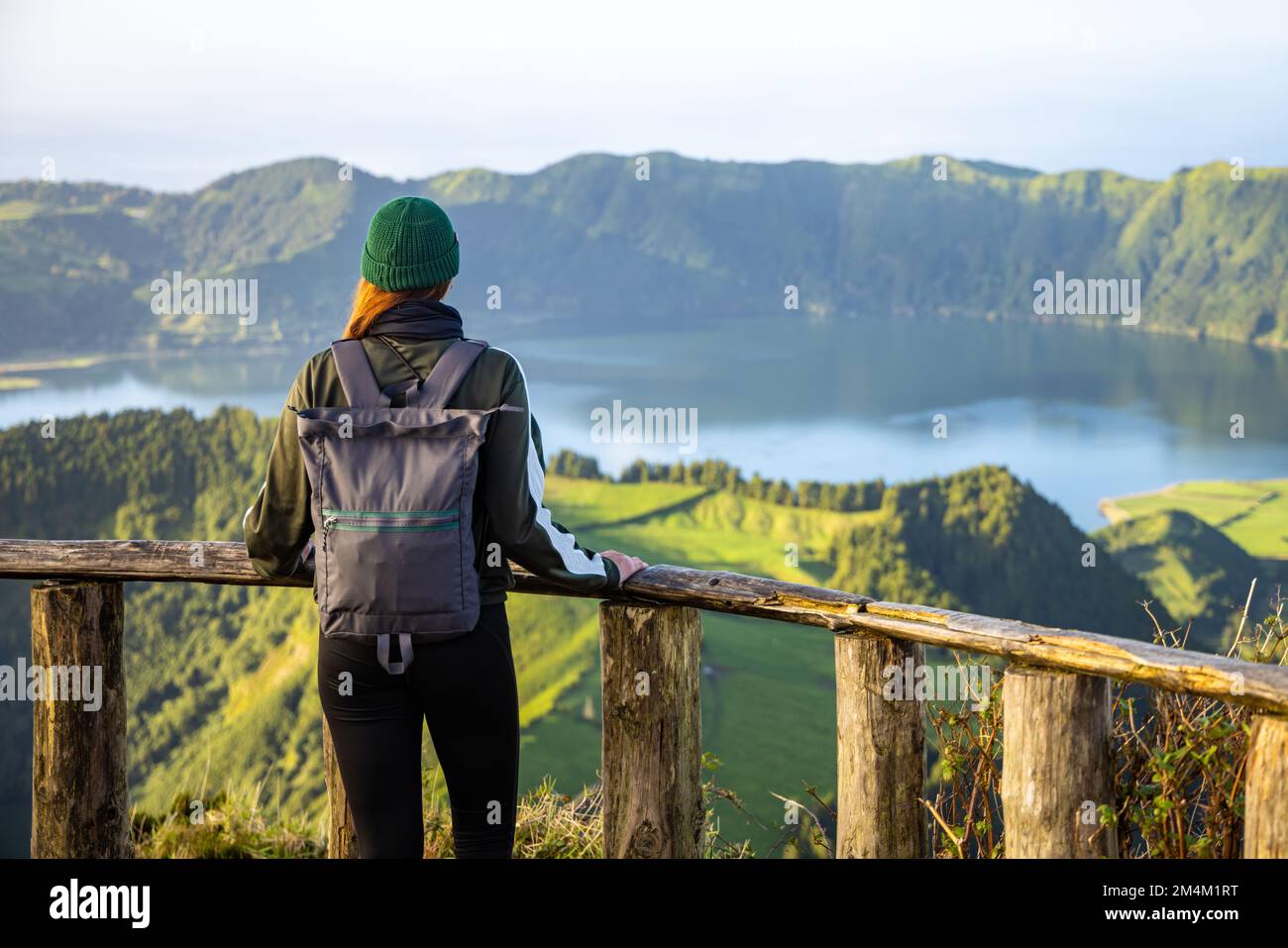 Junge Frau, die den malerischen Blick auf die Insel São Miguel auf den Azoren genießt Stockfoto