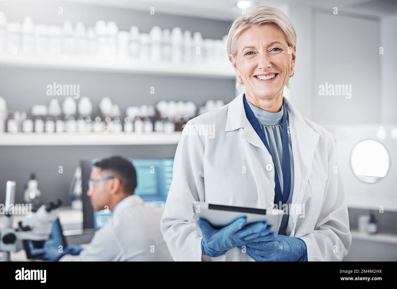 Tablet, Porträt oder leitender Wissenschaftler im Labor mit einem fröhlichen Lächeln, Wachstumsdenken oder Zielen in der medizinischen Wissenschaft. Gesicht, Frau oder reifer Arzt mit Stockfoto