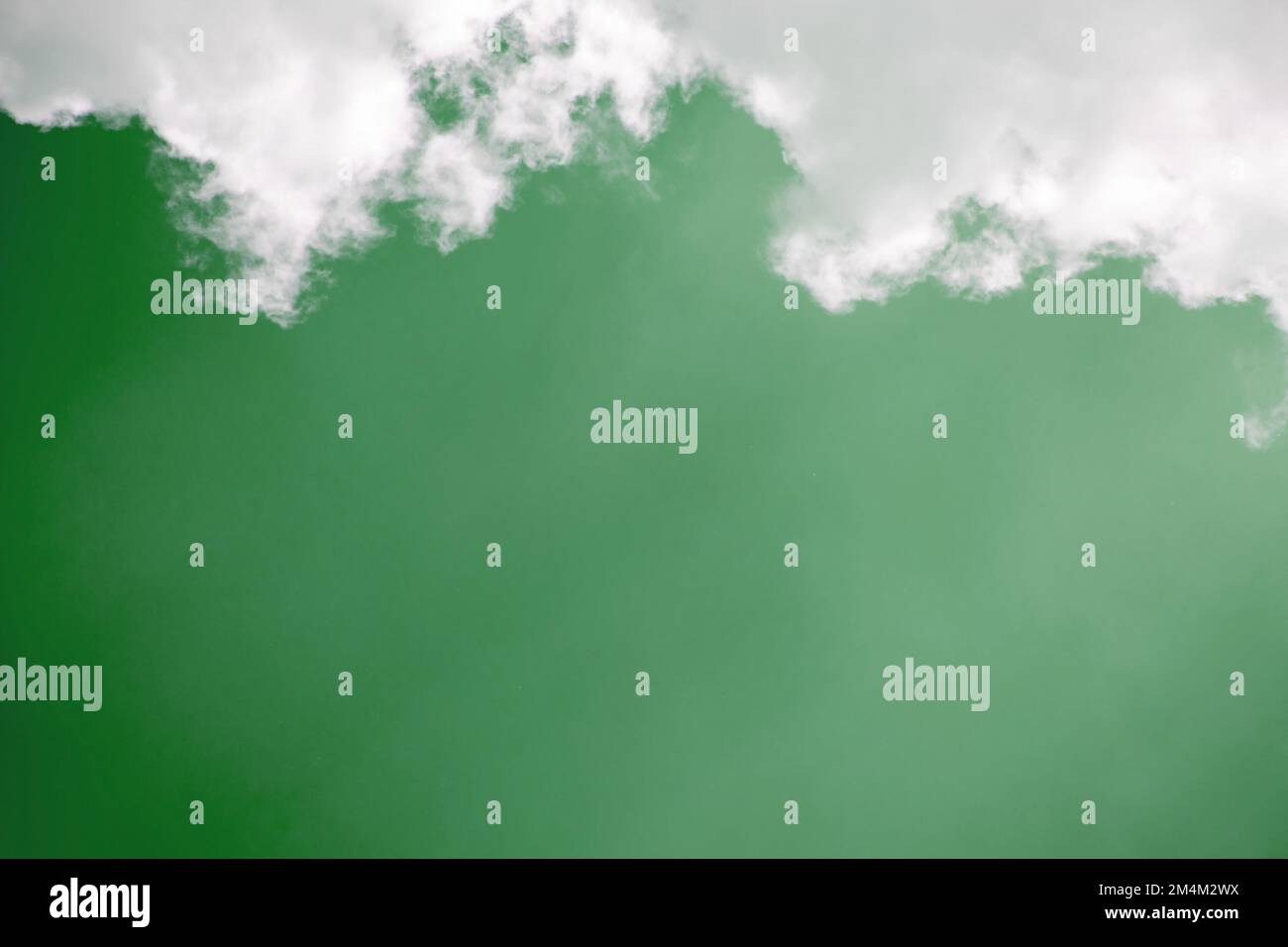 Wolke am Himmel als Hintergrund in einem klaren Himmel in grünen Farbtönen, Wetter Stockfoto