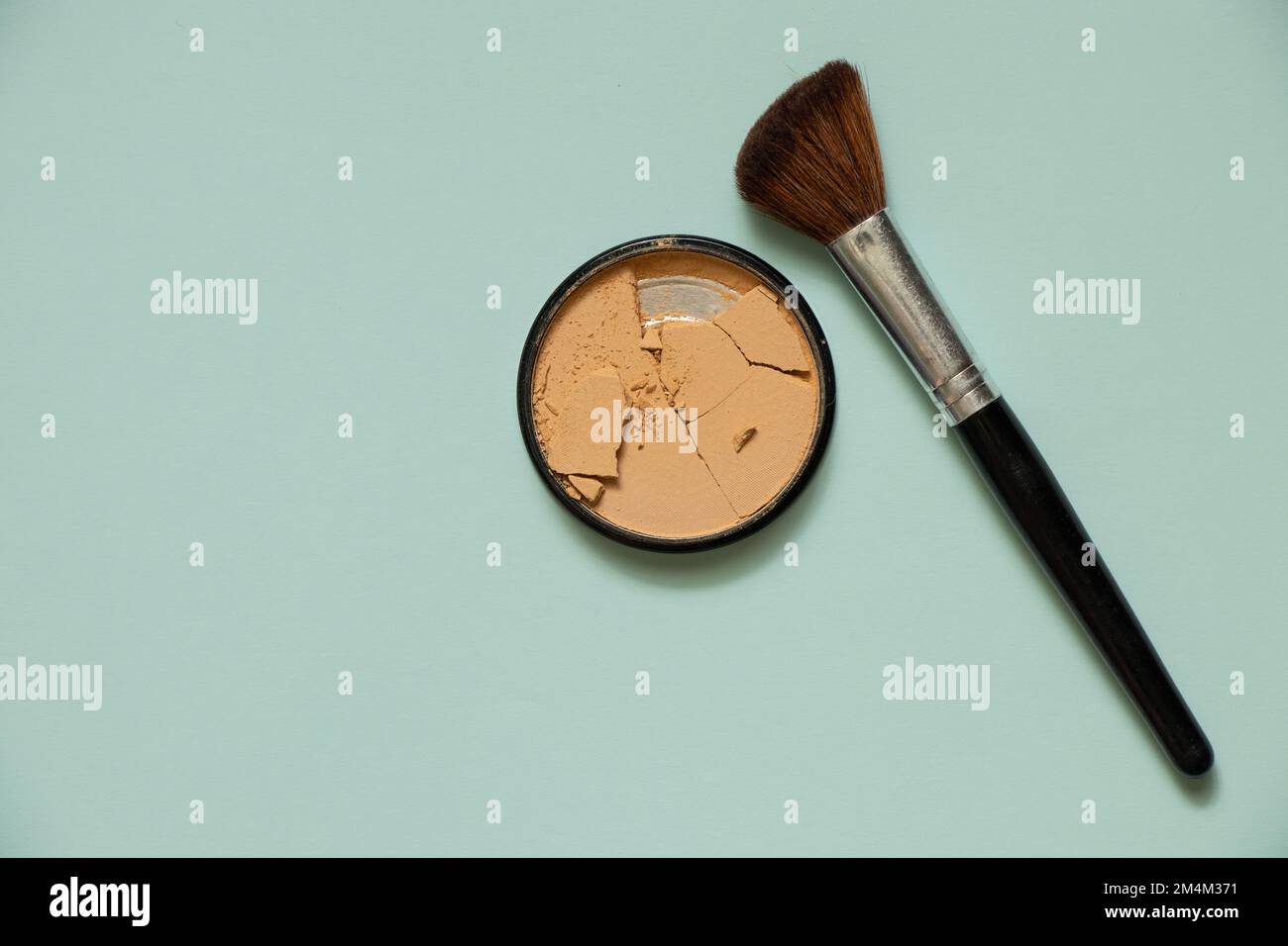 Pulverbruch in der Verpackung auf isoliertem blauem Hintergrund Nahaufnahme Stockfoto