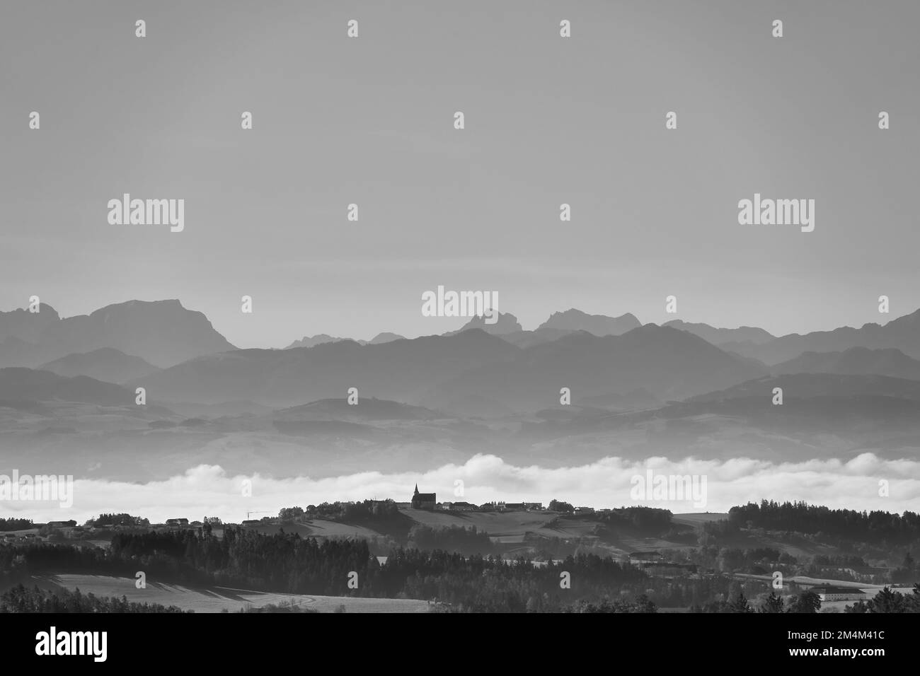Österreichische Landschaft im Vorgebirge der Alpen Stockfoto
