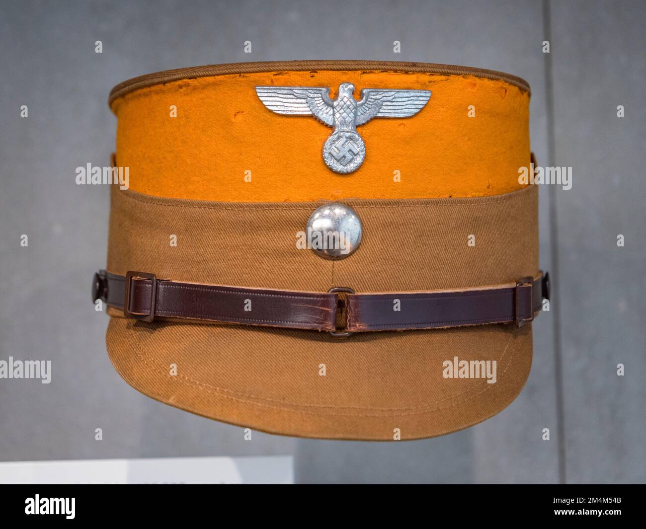 A Sturmabteilung (SA)-Hut aus dem Jahr 1932 (der SA war der ursprüngliche paramilitärische Flügel der Nazi-Partei), Imperial war Museum, London, Großbritannien. Stockfoto