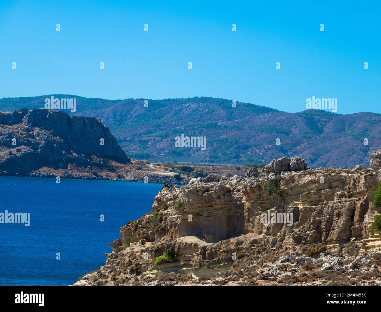 Panoramablick auf das Mittelmeer an der felsigen Küste. Bergkette mit türkisfarbenem Wasser. In der Nähe von Stegna, Archangelos, Rhodos, Griechenland Stockfoto