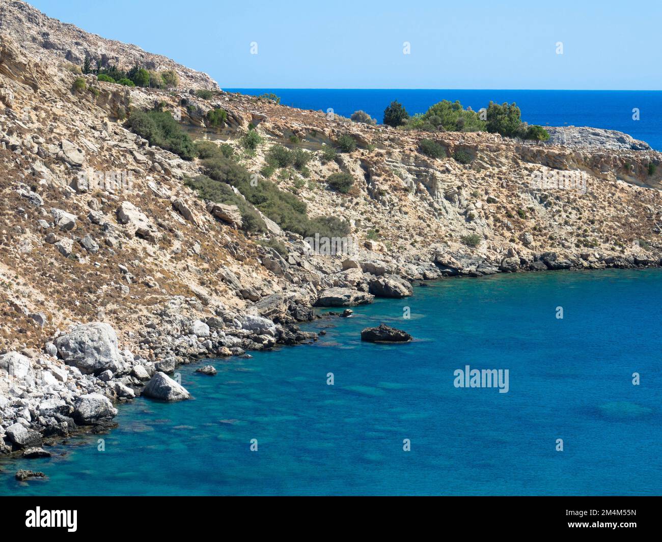 Panoramablick auf das Mittelmeer an der felsigen Küste. Bergkette mit türkisfarbenem Wasser. In der Nähe von Stegna, Archangelos, Rhodos, Griechenland Stockfoto