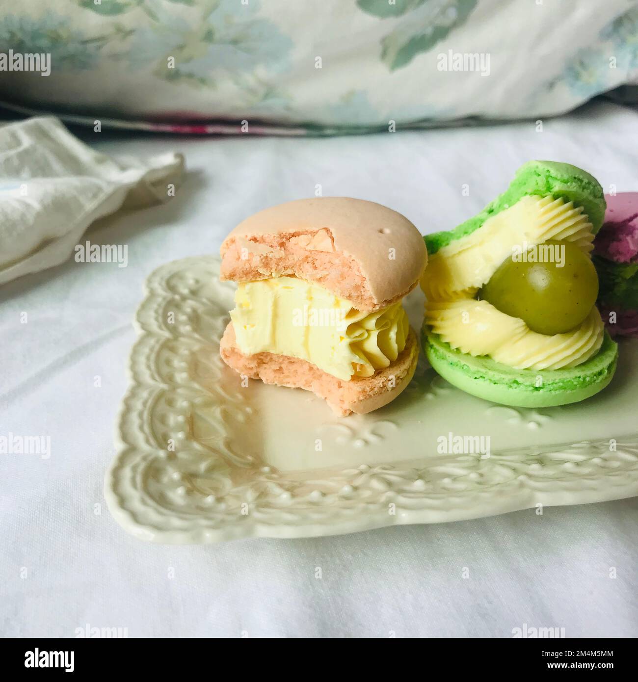 Makronen nach koreanischer Art mit einem Bissen auf der Spitzenteller Stockfoto