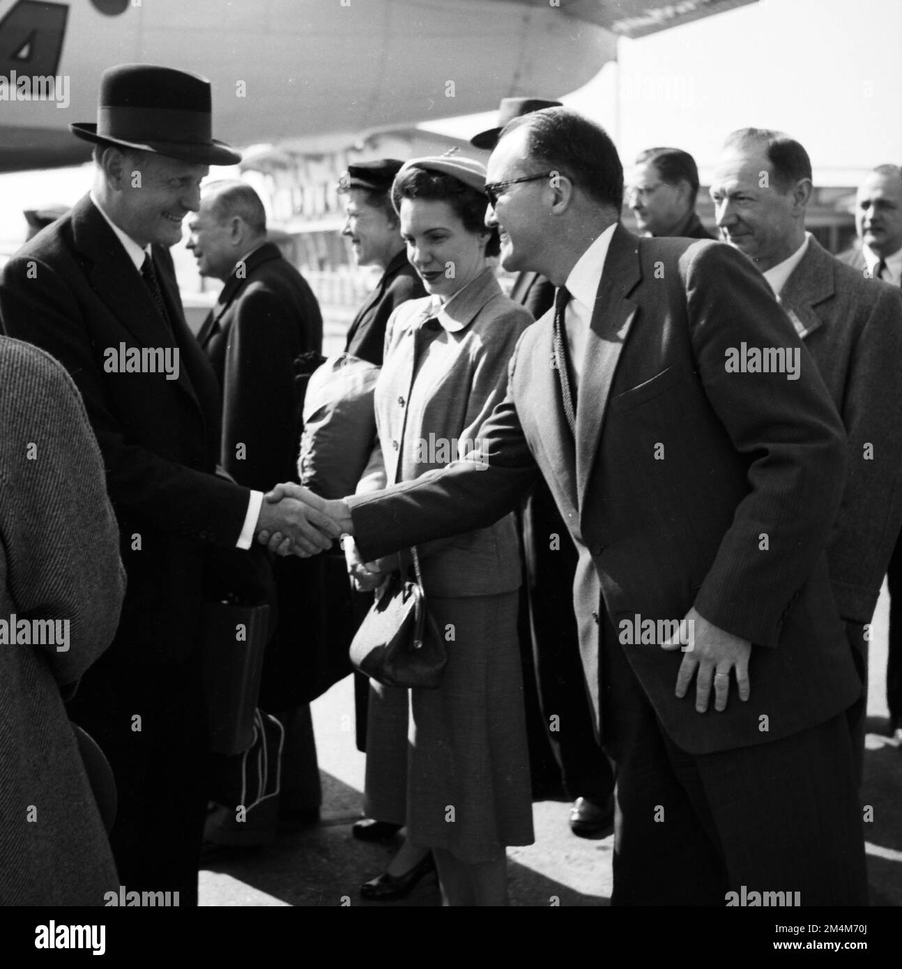 C. Douglas Dillon kehrt nach Paris zurück. Fotos von Marshall-Plan-Programmen, Ausstellungen und Personal Stockfoto